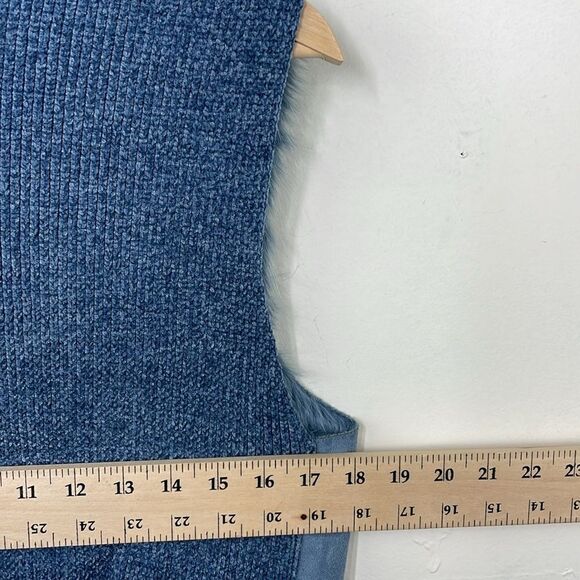 LISA INTERNATIONAL Women's Vest Blue Faux Fur Suede Pockets NWT size MED - Picture 14 of 15